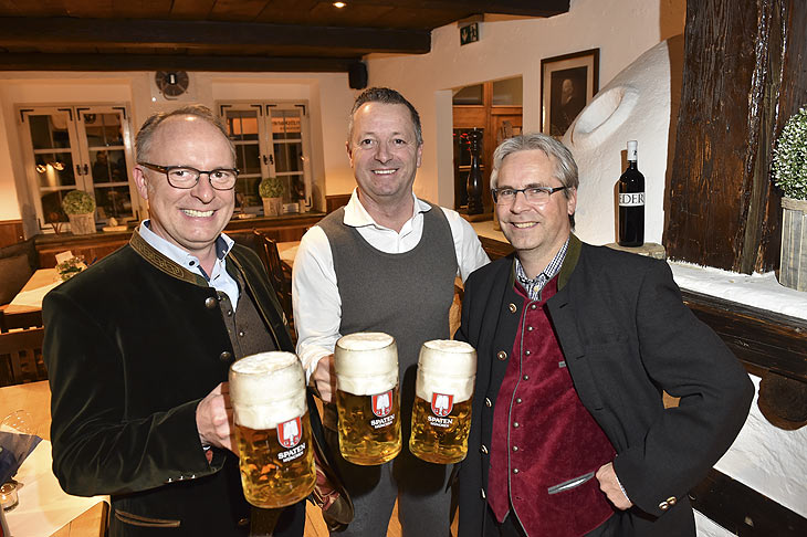 Dietmar Seiler, St. Emmeramsmühle Gastronom und Inhaber Karl Heinz Zacher, Andreas Bollow Küchenparty in der St. Emmeramsmühle nach der Renovierung München am 15.11.2021 (©Foto: BrauerPhotos / Goran Nitschke )